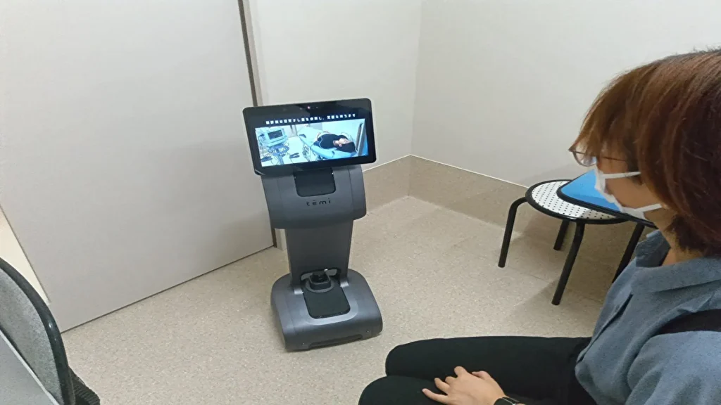 【ユニキャスト】日立港病院がAI搭載自律走行型ロボット「temi（テミ）」を導入、医療現場のデジタル化を推進